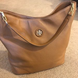 Tory Burch leather bucket bag! 💼 💕